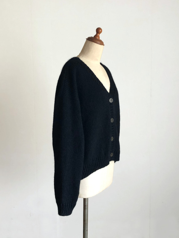 黒色の並太糸カーディガン　ウール１００％ 5枚目の画像