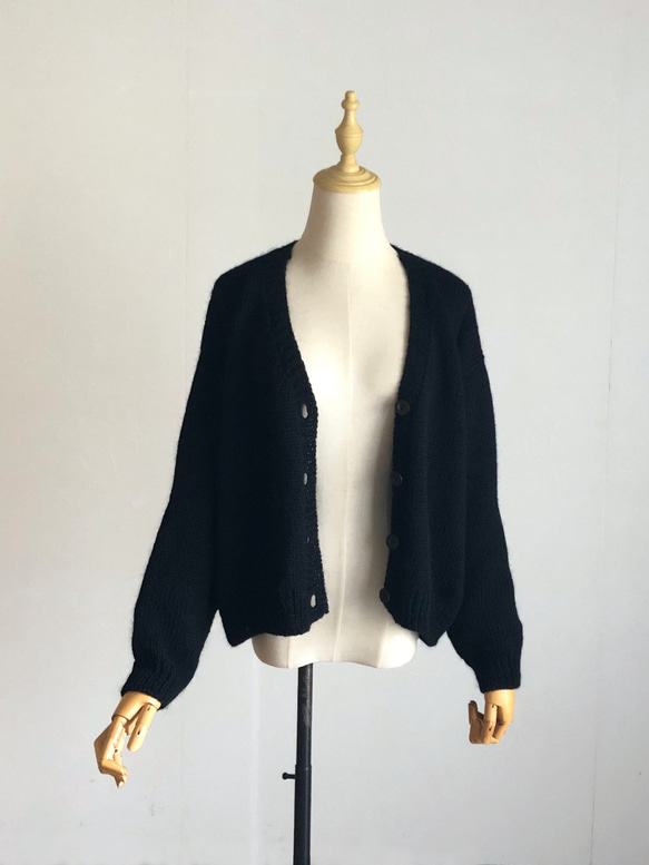 黒色の並太糸カーディガン　ウール１００％ 3枚目の画像