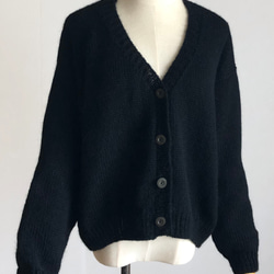 黒色の並太糸カーディガン　ウール１００％ 2枚目の画像