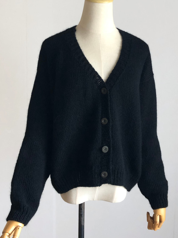 黒色の並太糸カーディガン　ウール１００％ 2枚目の画像