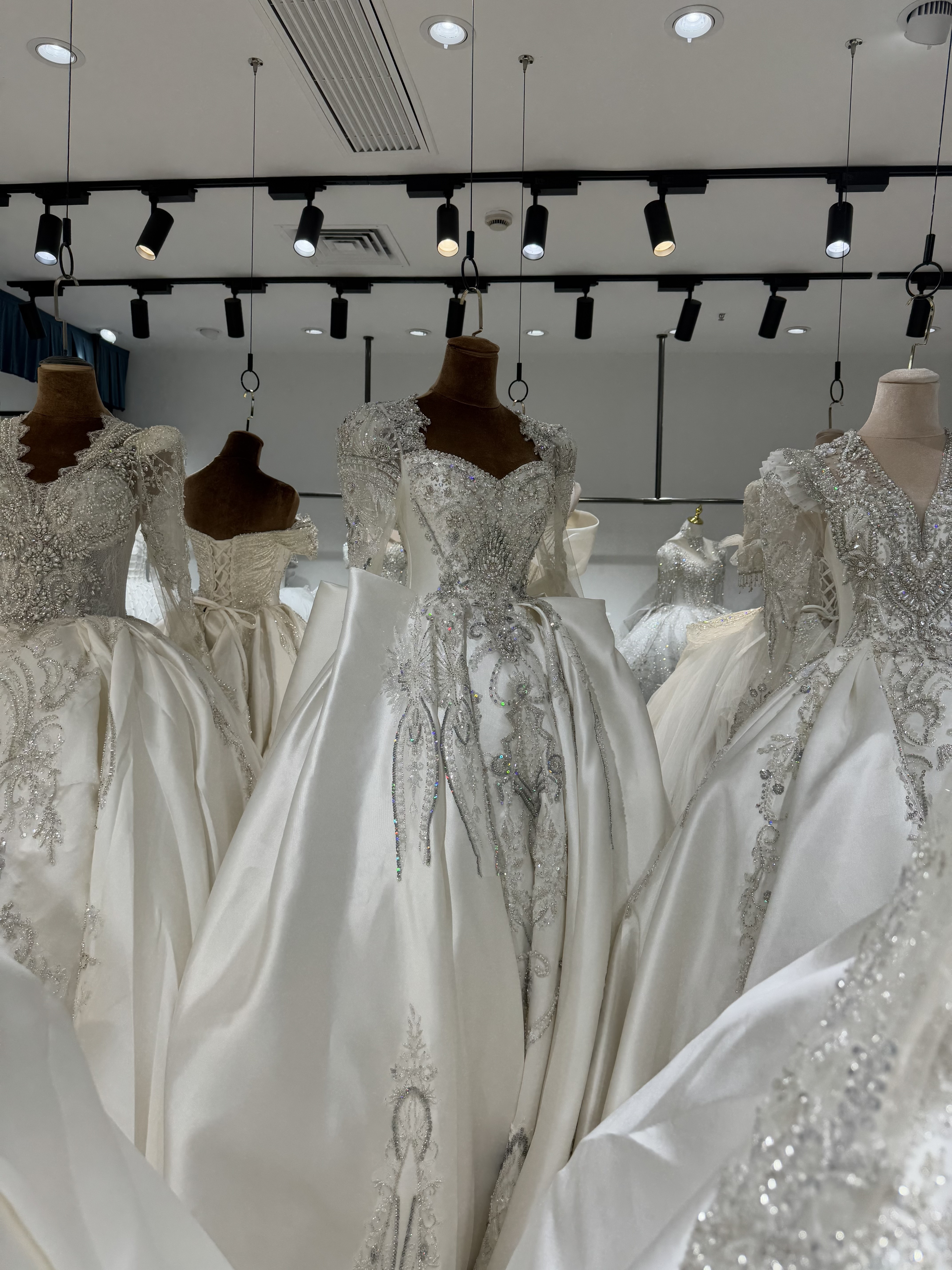 お買い得　フランス風　アンティークなウェディングドレス　高級サテン　スクエアネック半袖　可愛い上品優雅　立体的にスカート