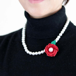 立体刺繍の赤いバラとパールのネックレス 6枚目の画像