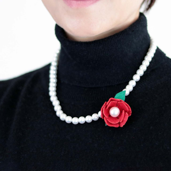立体刺繍の赤いバラとパールのネックレス 6枚目の画像