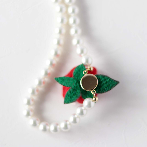 立体刺繍の赤いバラとパールのネックレス 3枚目の画像