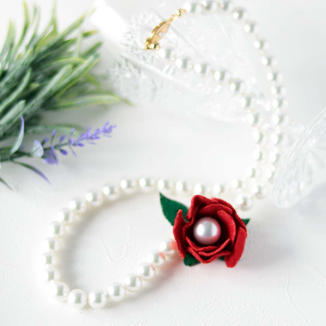 立体刺繍の赤いバラとパールのネックレス