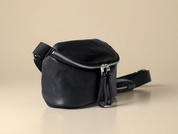本革 ナッパレザー ボディバッグ ミニショルダー ブラック 男女兼用 4枚目の画像