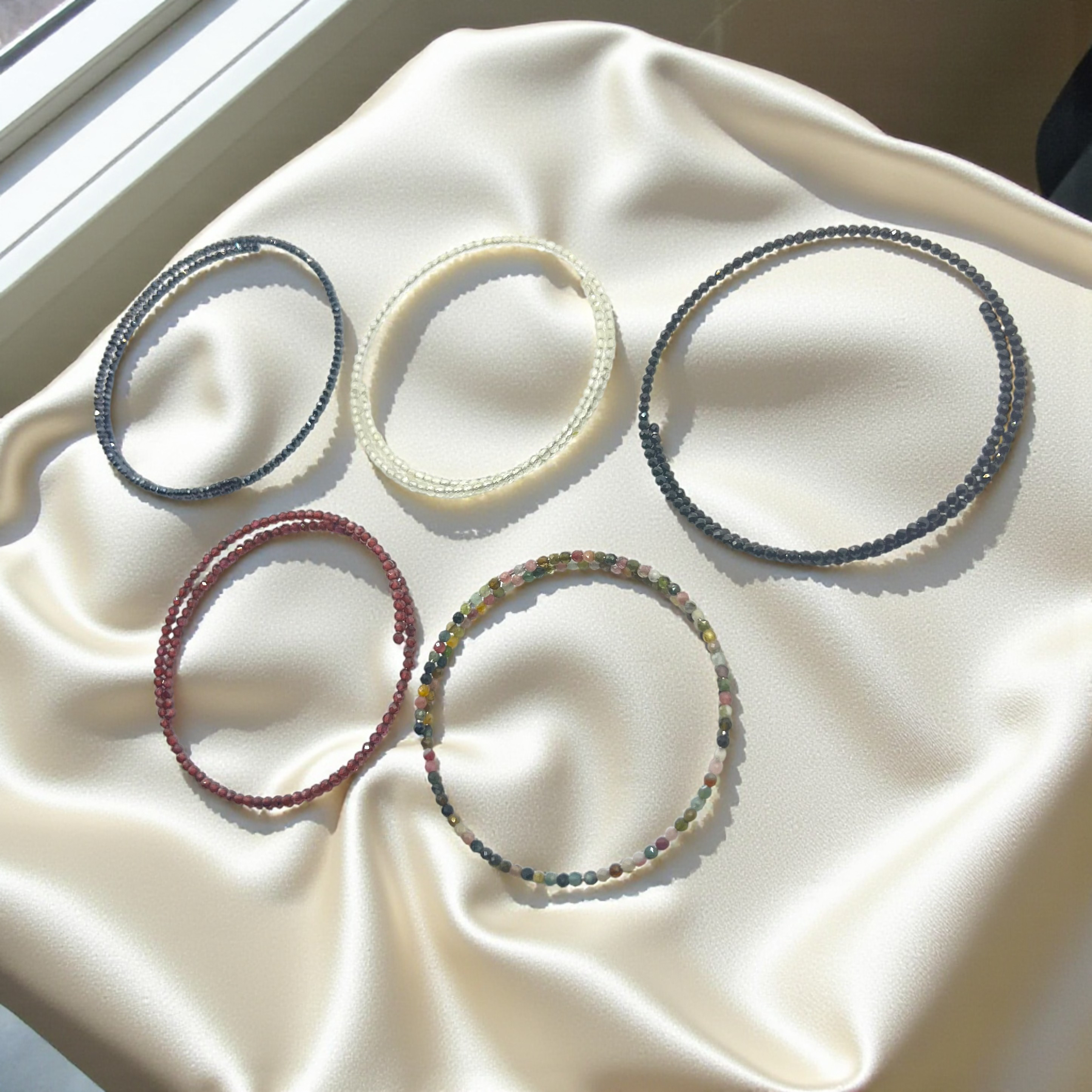 静かな輝きブレスレット(形状記憶コイル2mm天然石)   l-bezh003b-bezh007b