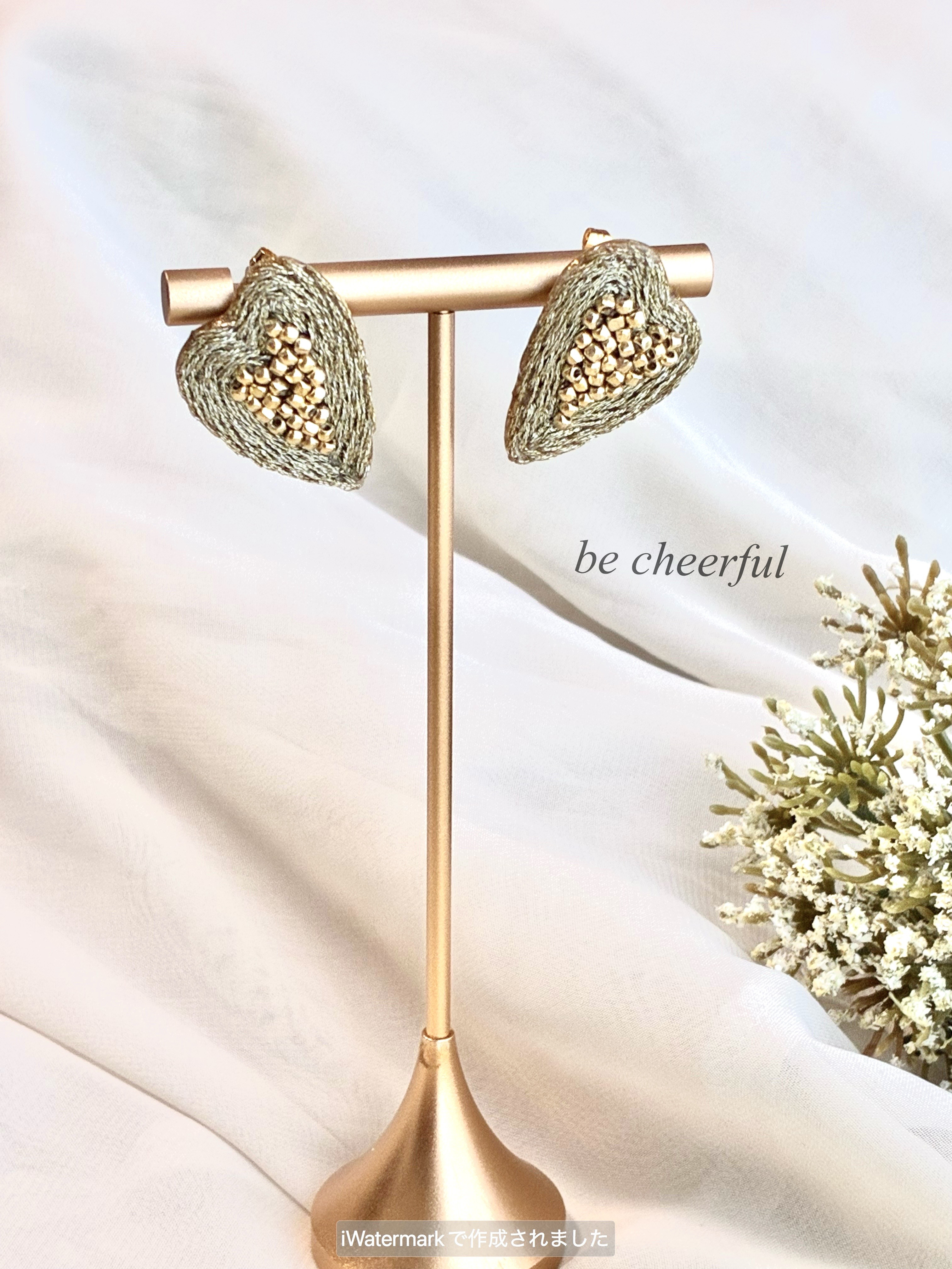 ビーズ刺繍の落ち着いたゴールドハートピアス