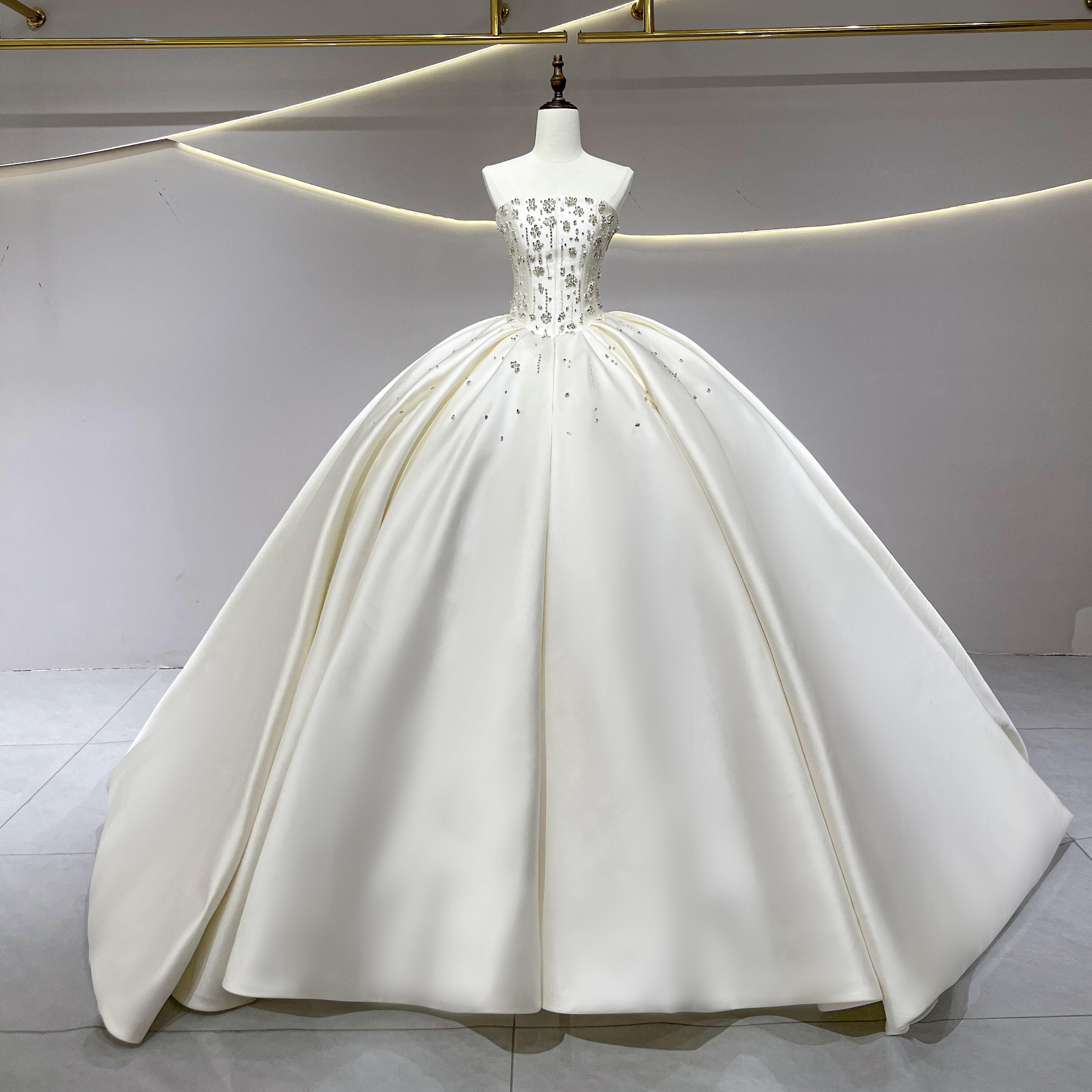 激安お買い得　光沢サテン　ビジューストーン付き　きらきら　おしゃれ　シンプルなウェディングドレス　ブライダルロングトレー 40,619円