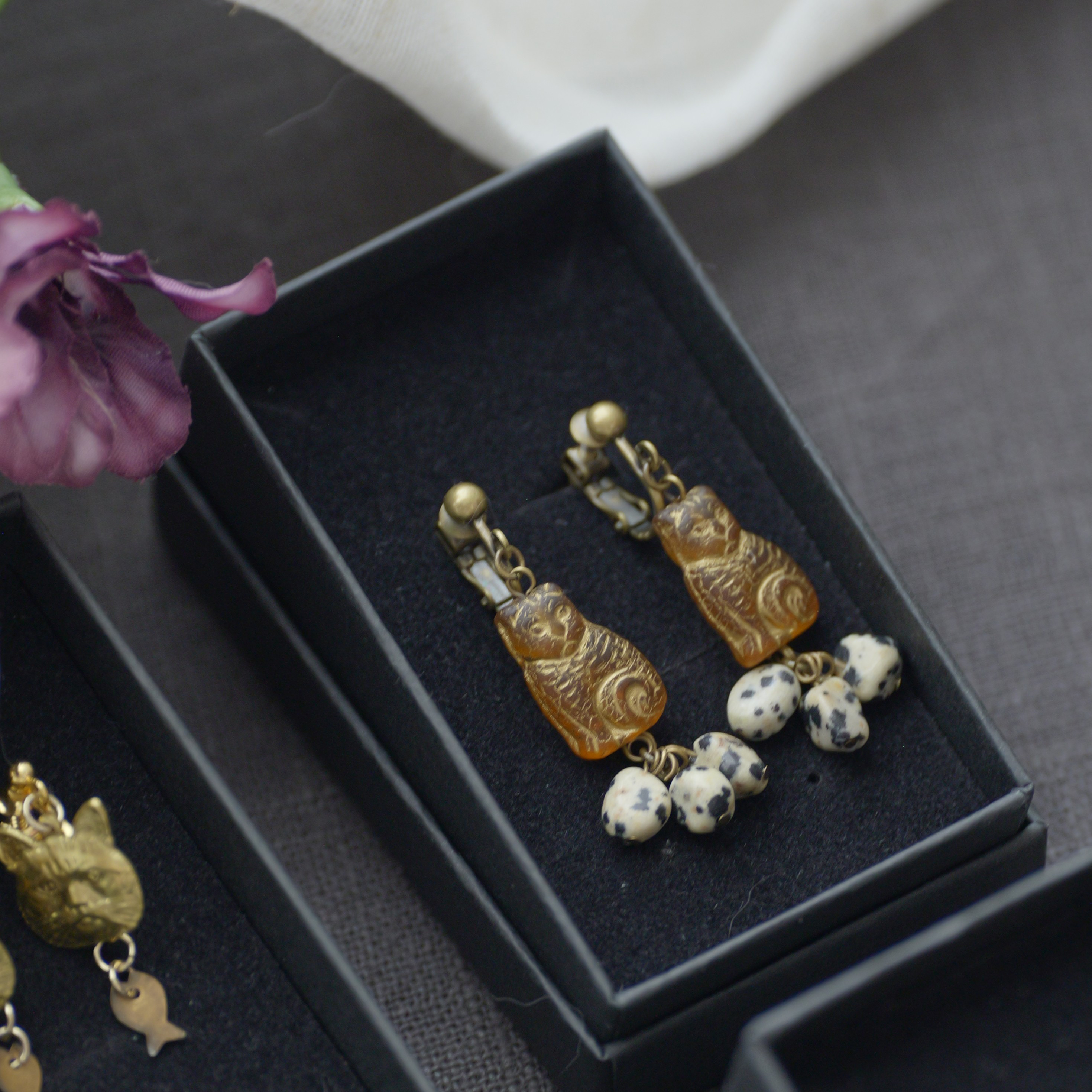 Dalmatian Cat Earrings/ 猫 チェコビーズ　天然石　ピアス イヤリング