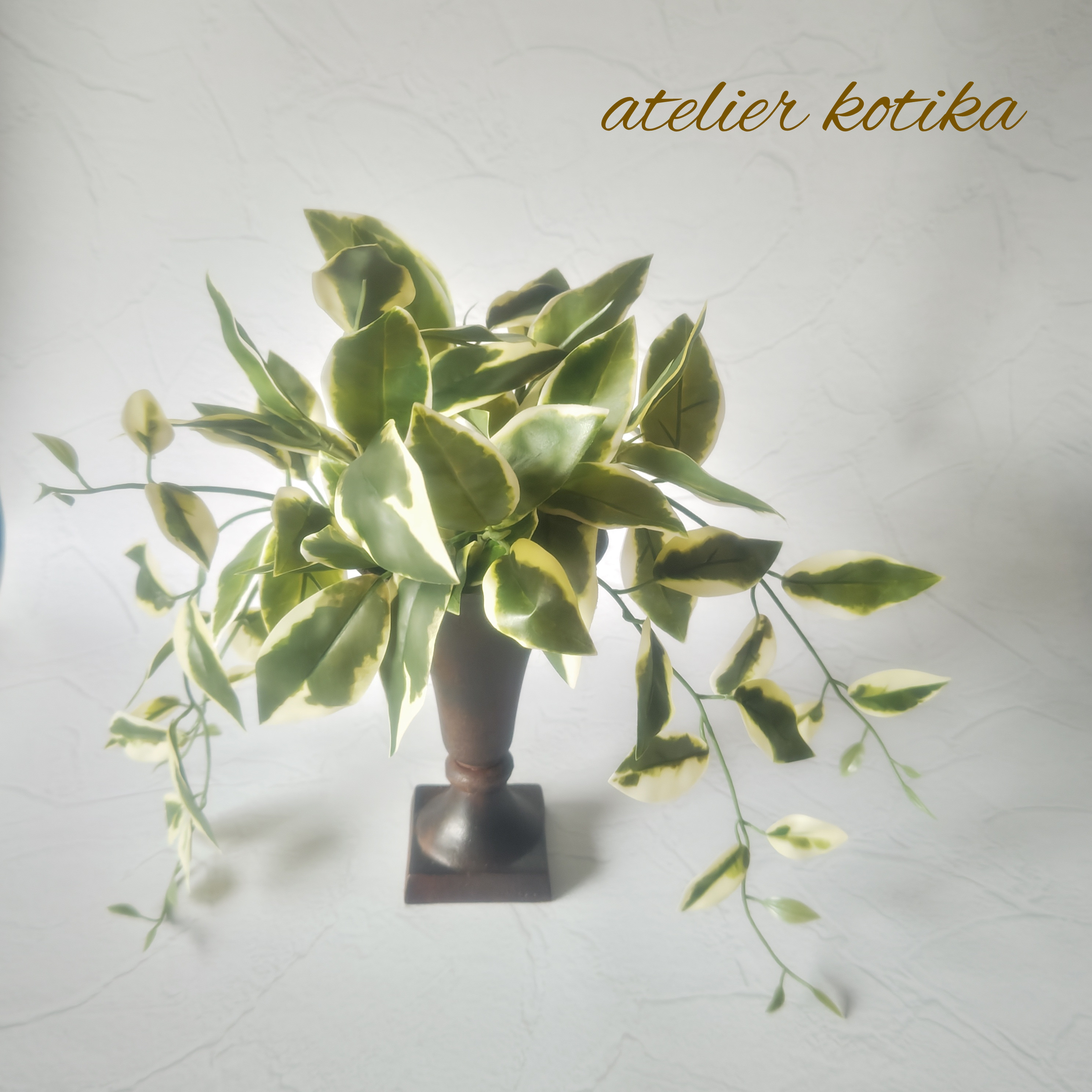フェイクグリーンの鉢植え(ホヤ　サクララン) ／アンティークべース／ 人工観葉植物