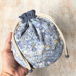 【L】内袋が２部屋に分かれていて便利♪『LIBERTY＆ハーフリネンの巾着袋』 フェリシテ（薄水色）／くすみサックス 11枚目の画像