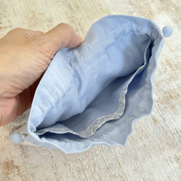 【L】内袋が２部屋に分かれていて便利♪『LIBERTY＆ハーフリネンの巾着袋』 フェリシテ（薄水色）／くすみサックス 4枚目の画像