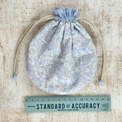 【L】内袋が２部屋に分かれていて便利♪『LIBERTY＆ハーフリネンの巾着袋』 フェリシテ（薄水色）／くすみサックス 2枚目の画像