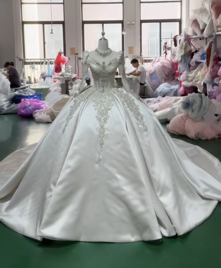 華やかな　可憐な刺繍　上品　スクエアネック　長袖　フランスレース　トレーン　大人気ブライダルウエア　本命ドレス制作結婚式