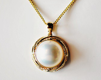 【Lumina】14-15mm 日本産 奄美大島 オーロラ白馬貝 パールペンダント 18Kゴールドデザイン 特大 上品で高貴 普