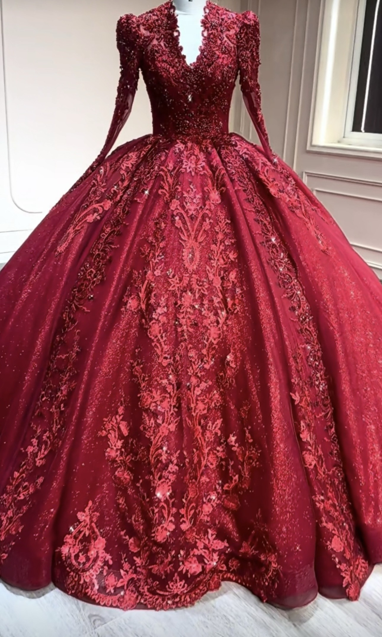 vネック　アンティークなカラードレス　赤レッド　チュール　ストーンビジュー　優雅　フランス風　白可能　ロングトレーン花嫁