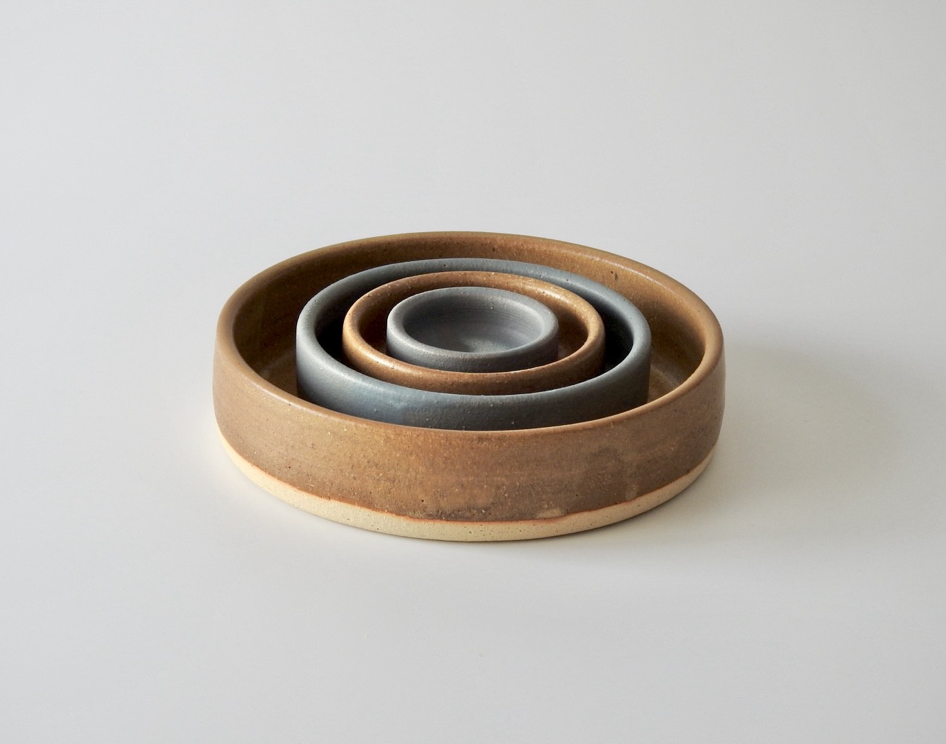 マトリョーシカのように重なる4つの器｜おうちで楽しむカフェ御膳｜ココット｜深皿（キャメルとブルーグレー）