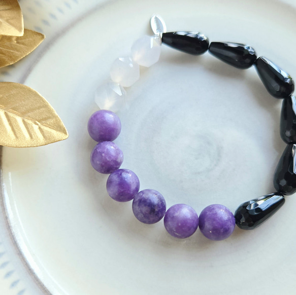 ⭐レピドライト⭐ブラックオニキス⭐ホワイトカルセドニーのシックなブレスレット 2枚目の画像