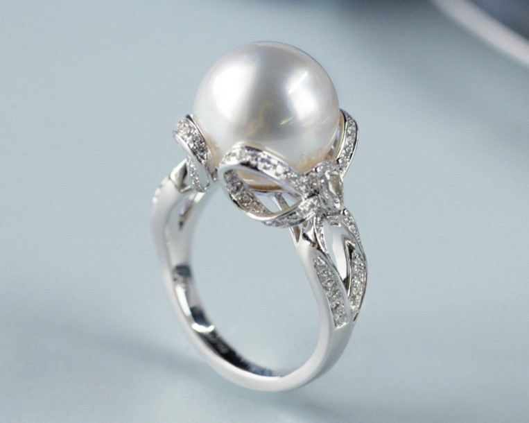 【ルミナ】12～13mm天然南洋オーストラリア産ホワイトパールリング、18Kゴールド、ダイヤモンドセッティング、精巧なリボンデザ