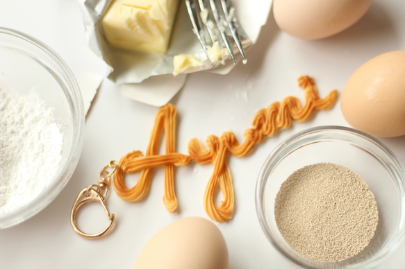 【オーダーメイド：キーホルダー】おなまえの絞り出しクッキー（アルファベットのみ） 1枚目の画像