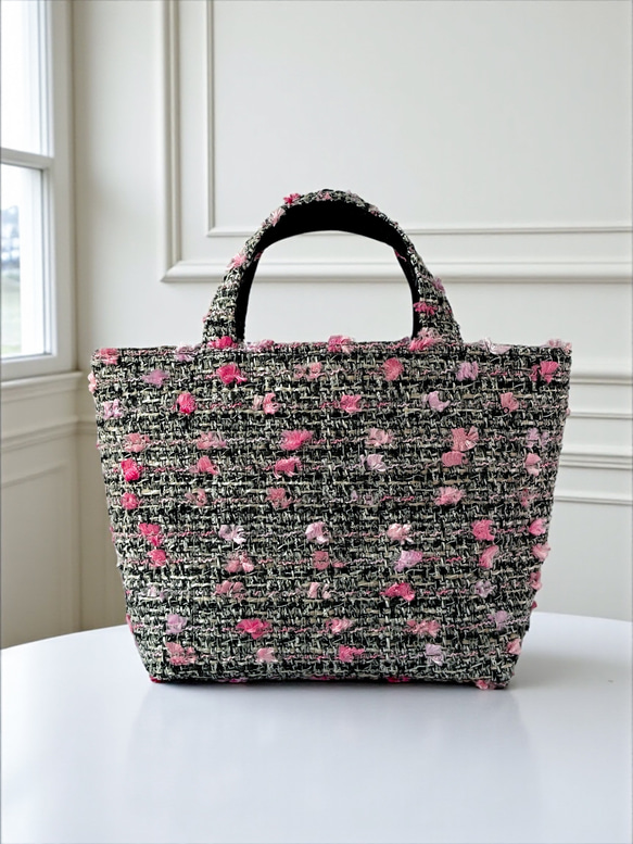 ブラック×ピンク マチ広め トートバッグ 薔薇モチーフ ローズ ツイード