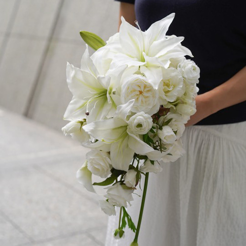 カサブランカとローズのキャスケードブーケ｜造花ブーケ アーティ