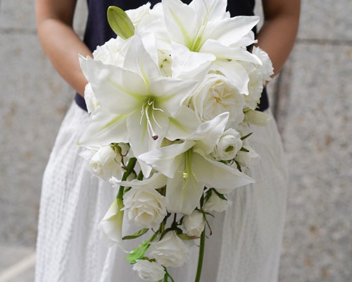 カサブランカとローズのキャスケードブーケ｜造花ブーケ アーティ