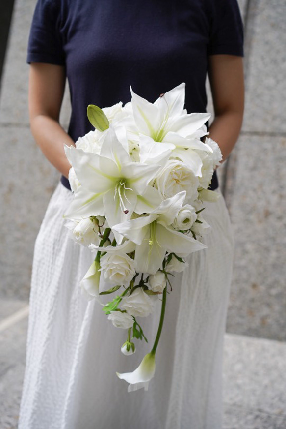 カサブランカとローズのキャスケードブーケ｜造花ブーケ アーティ