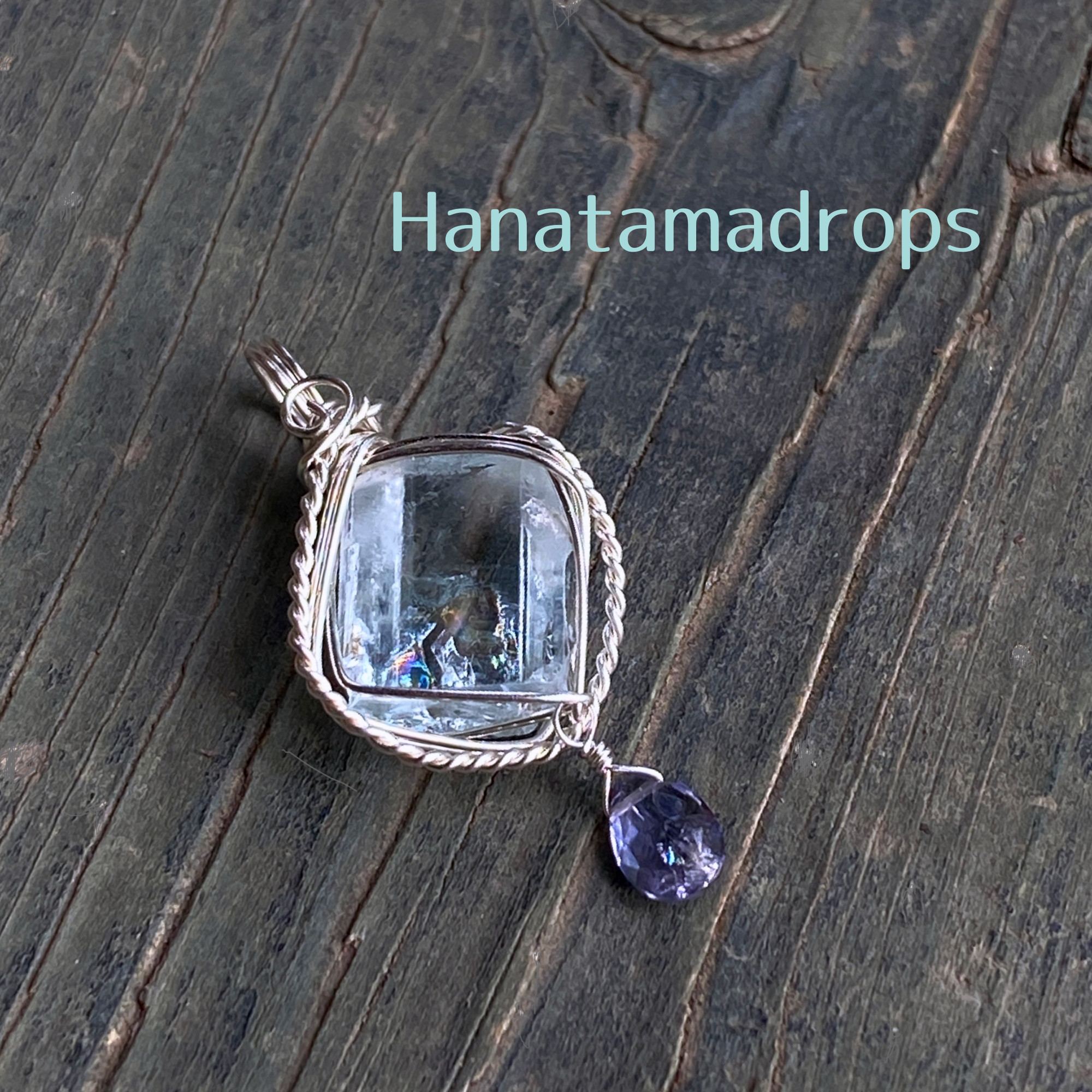 きらめく水面を思わせる清らかな透明なブルー　アクアマリンとアイオライトのペンダントトップ