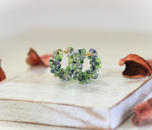 ファルファーレビーズデザインピアスリング・イヤーカフ（グリーンブルー） 1枚目の画像