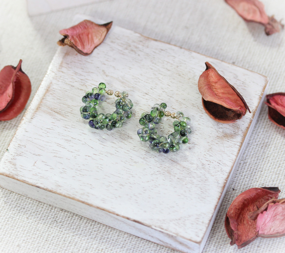 ファルファーレビーズデザインピアスリング・イヤーカフ（グリーンブルー） 2枚目の画像