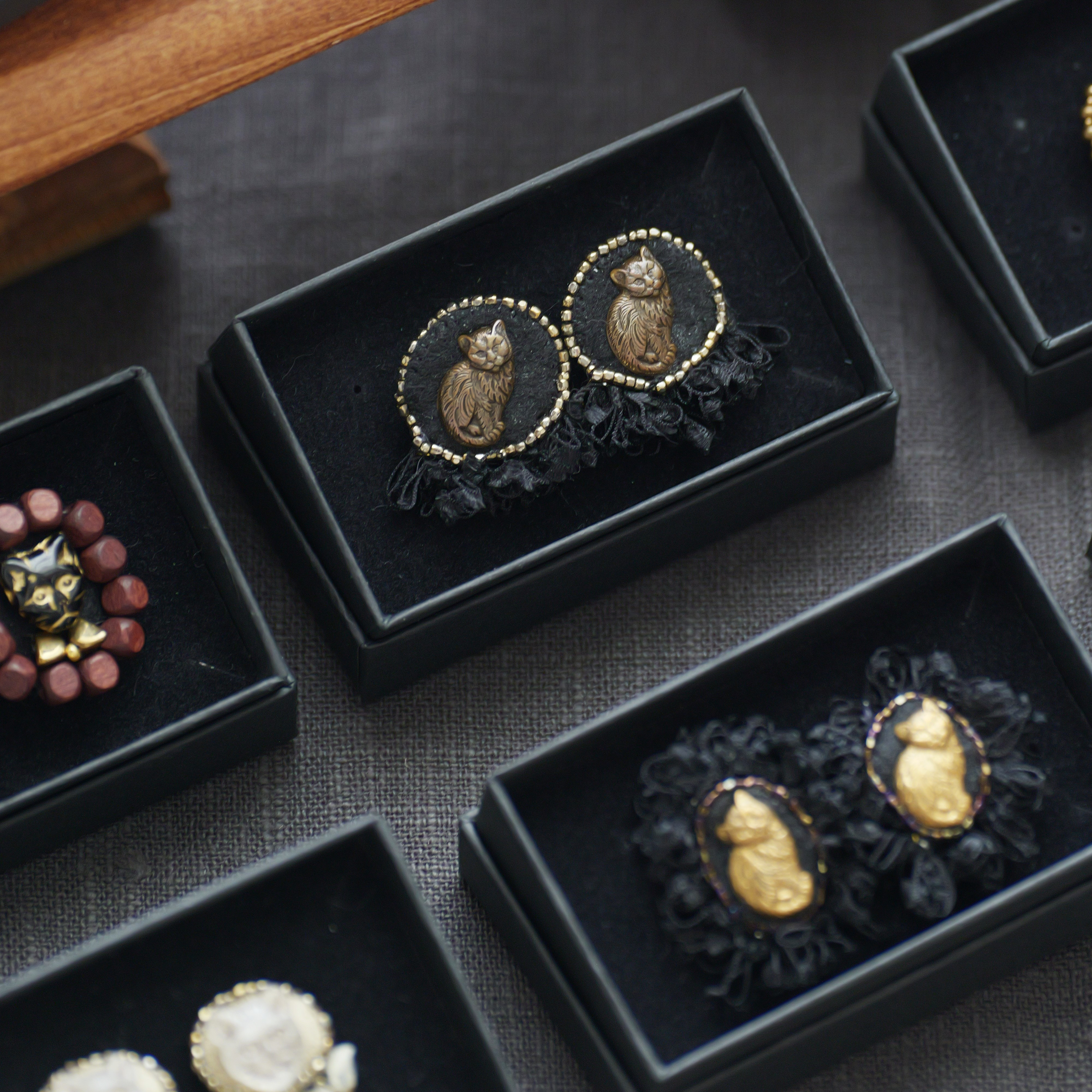 Antique Cat Frill Earrings / 猫　ビーズ刺繍　真鍮　アンティーク加工　ピアス イヤリング