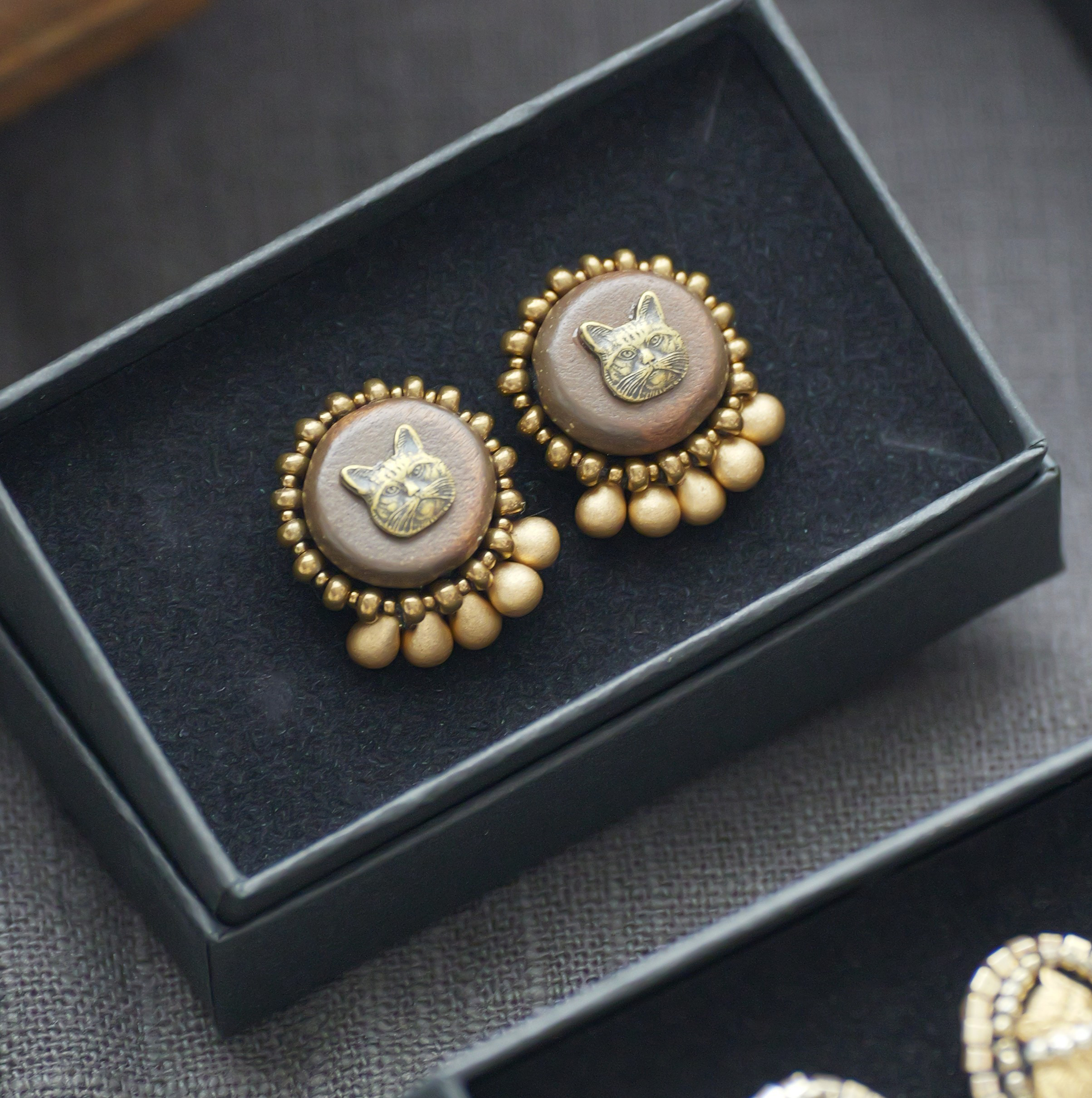 Classic Cat Medallion Earrings/ 猫 チェコビーズ　真鍮　アンティーク　ピアス イヤリング