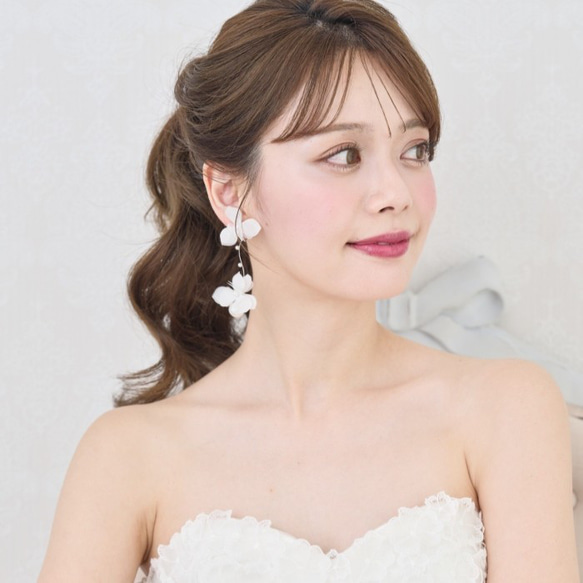 ME308花嫁ピアス大ぶりホワイトフラワー ブライダルイヤリング　ウェディングイヤリング ウェディングピアス 結婚 2枚目の画像