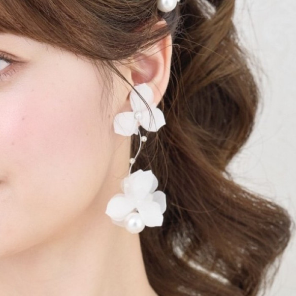 ME308花嫁ピアス大ぶりホワイトフラワー ブライダルイヤリング　ウェディングイヤリング ウェディングピアス 結婚 6枚目の画像