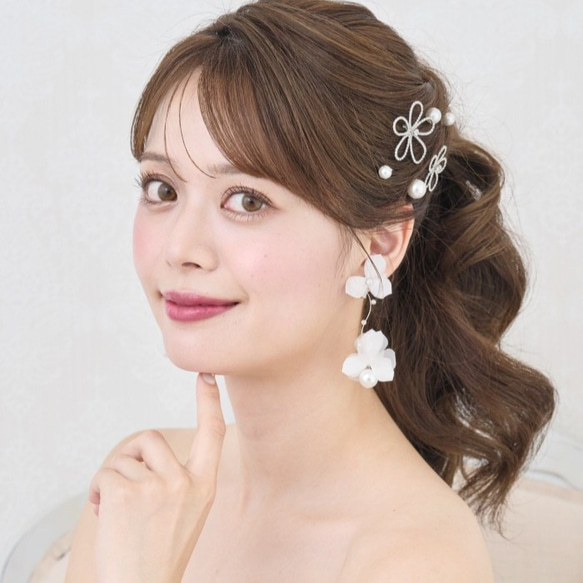 ME308花嫁ピアス大ぶりホワイトフラワー ブライダルイヤリング　ウェディングイヤリング ウェディングピアス 結婚 4枚目の画像