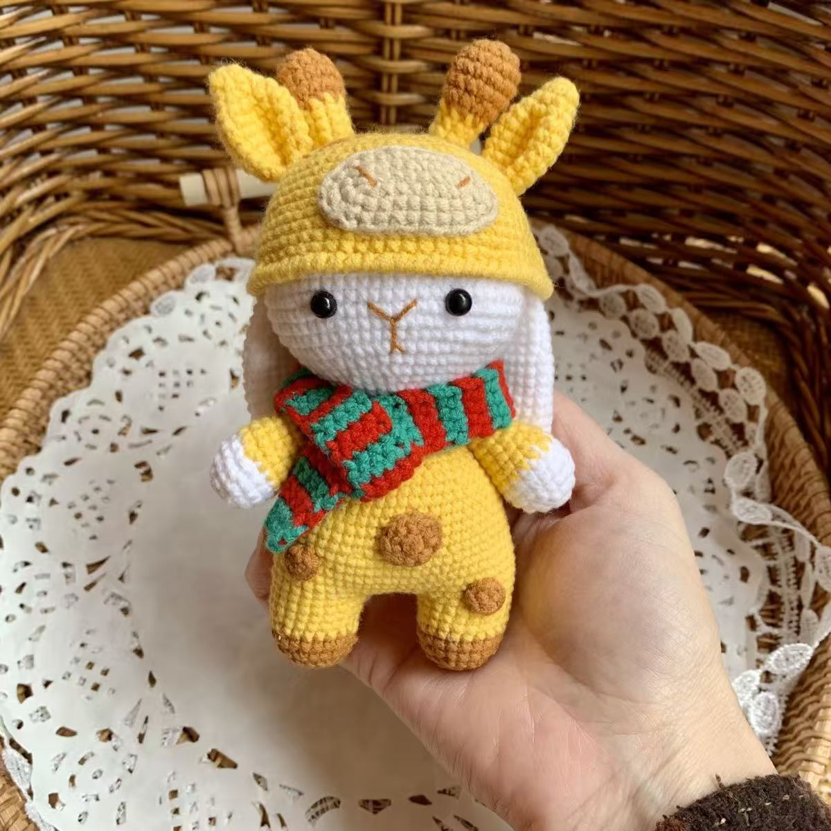 誕生日プレゼント 手作りのぬいぐるみ ニットのキャラクター人形 かわいいウサギ 手編みの置物