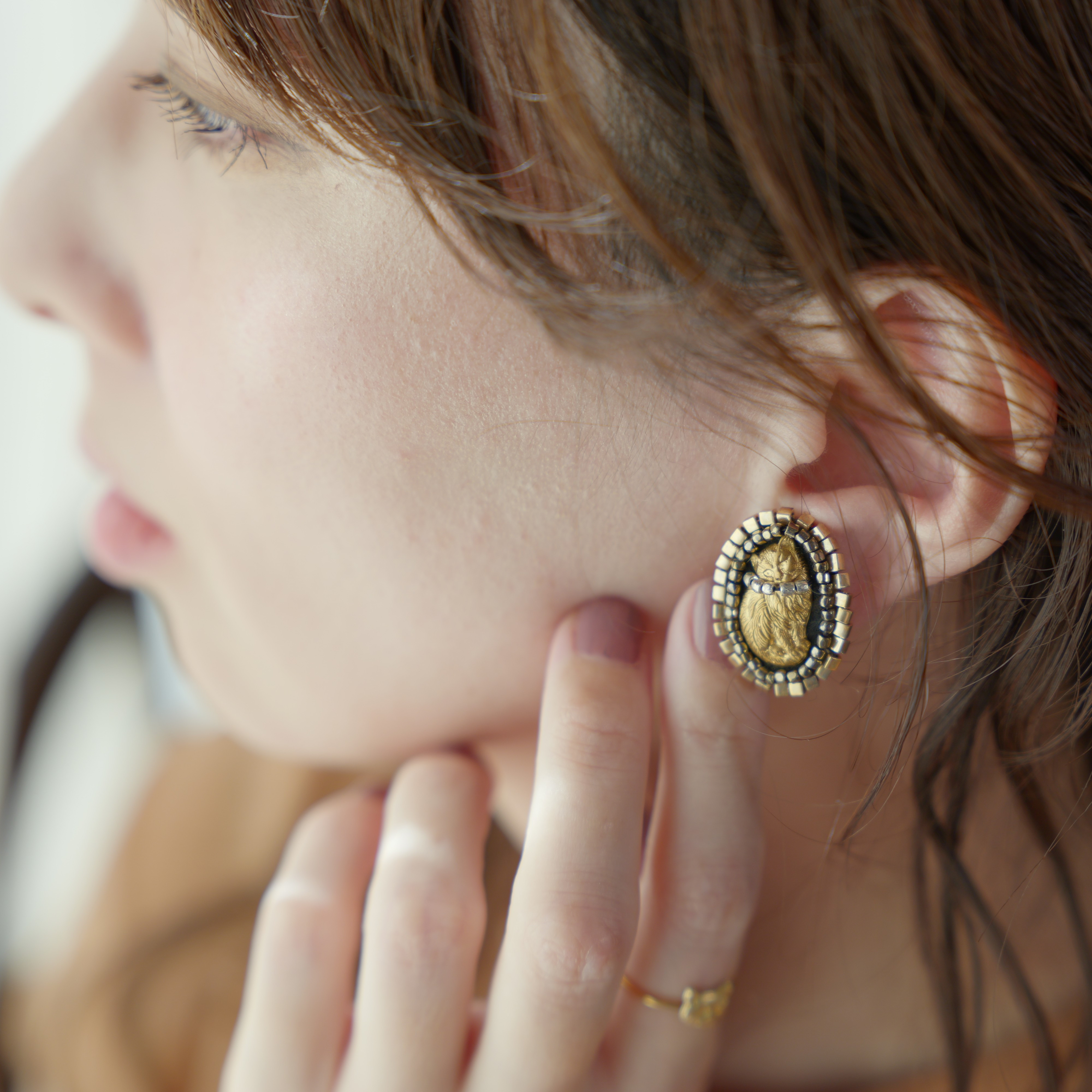 Classic Cat Gold Frame Earrings / 猫　ビーズ刺繍　真鍮　ピアス イヤリング