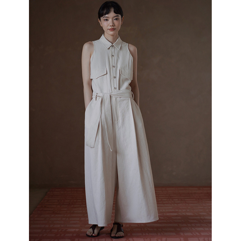 毎日着やすい、しなやかで型崩れしないジャンプスート。シャツカラーとベルトがきれいめなシルエットに。#770