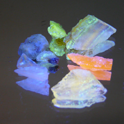 50917-2 北海道産出 (@_@) ☆彡 ☆天然☆ 蛍光オパール原石 天然石 GEO