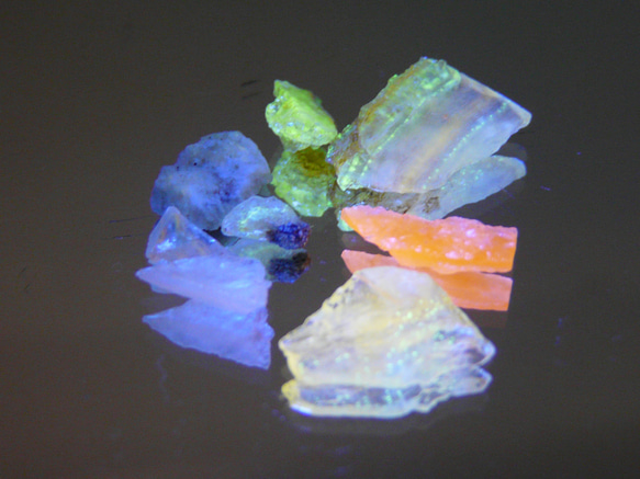 50917-2 北海道産出 (@_@) ☆彡 ☆天然☆ 蛍光オパール原石 天然石 GEO