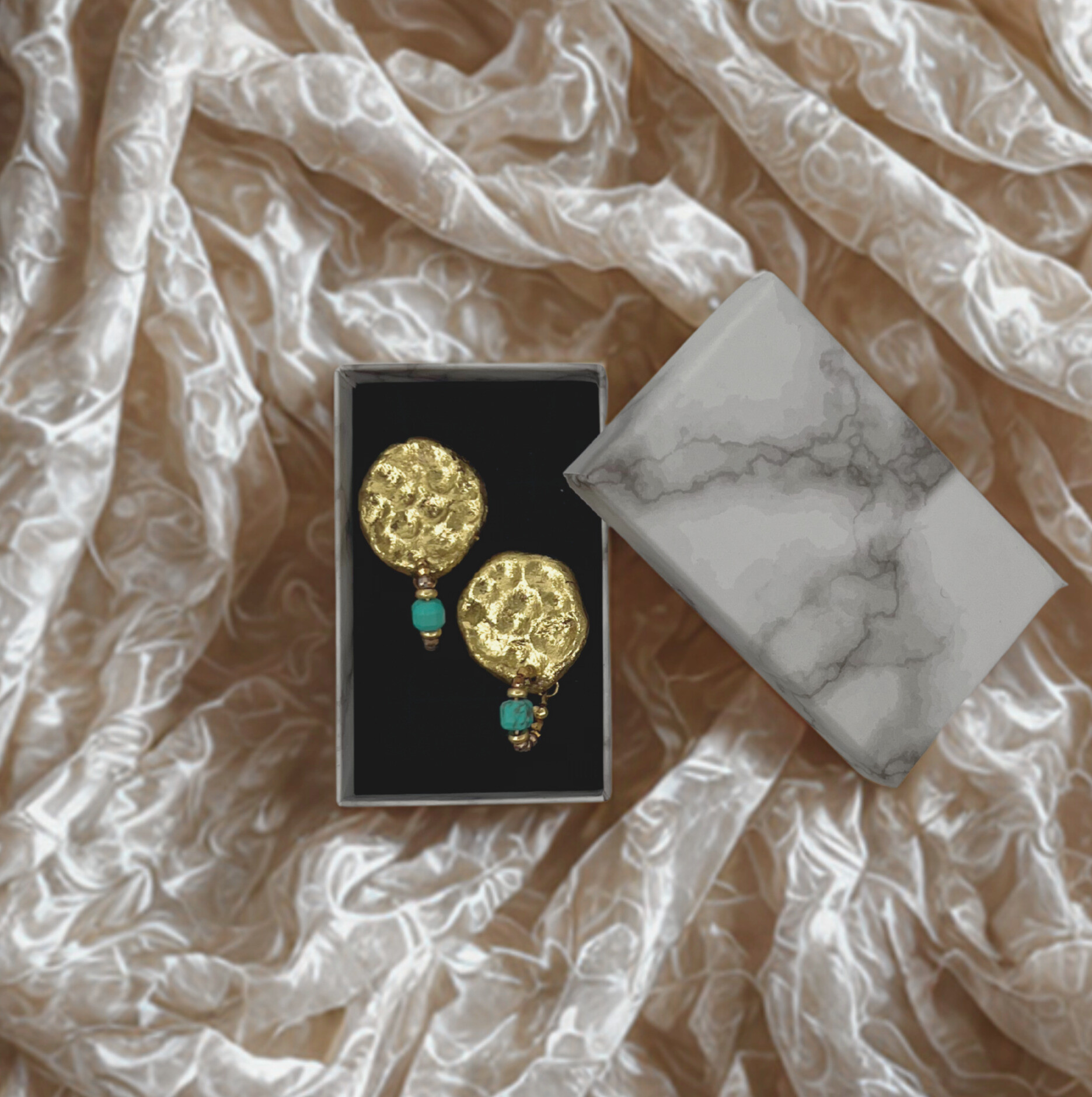 ターコイズとゴールドフルムーンのピアス 4,838円