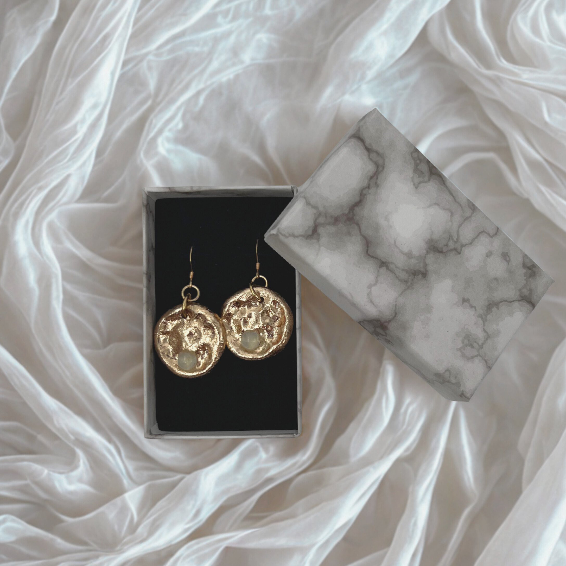 アイスブルークオーツとタイガーアイのフックピアス