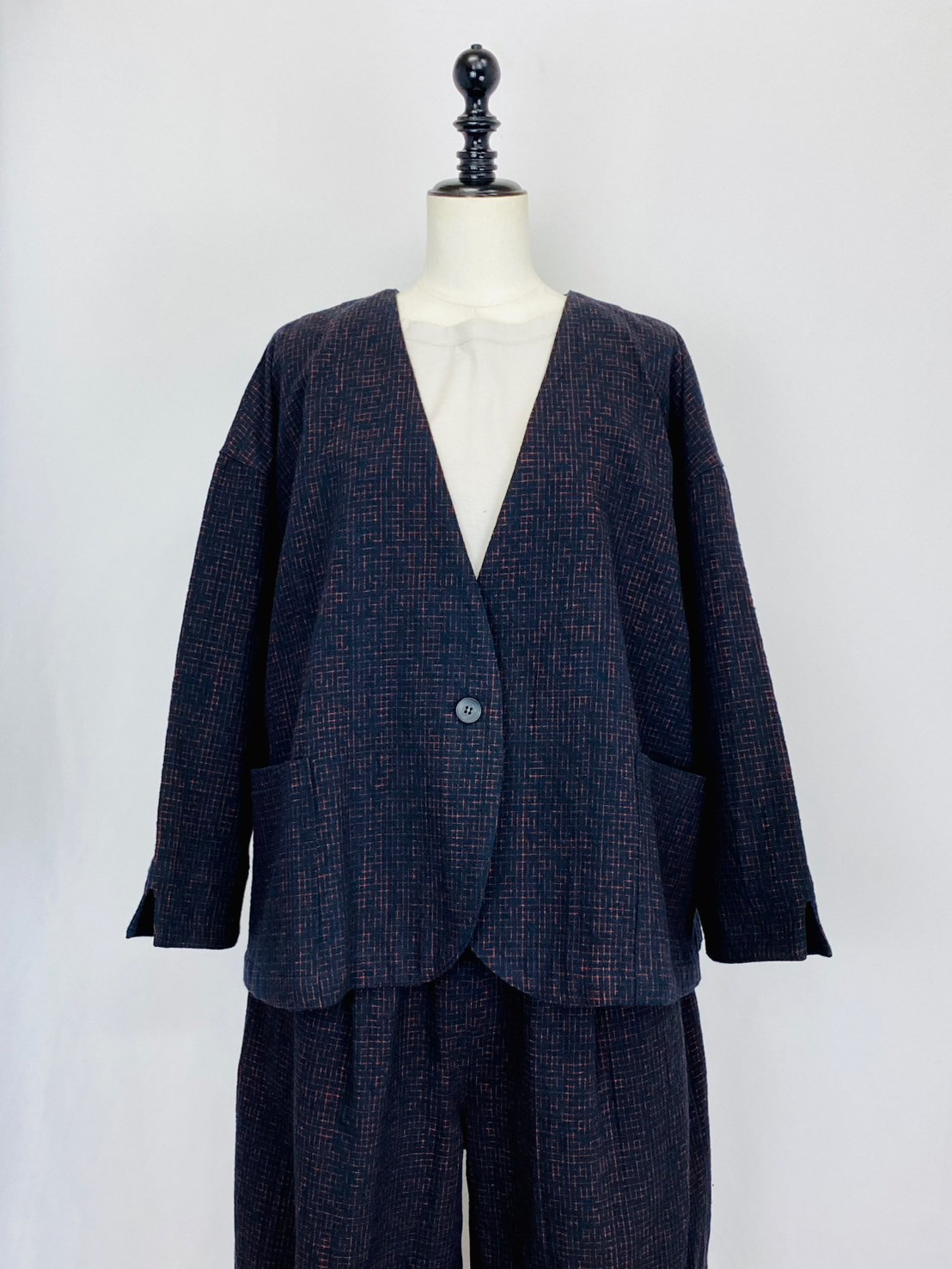 【遠州織物】ノーカラーショートジャケット　黒系　たてよこ絣　オーガニックコットン