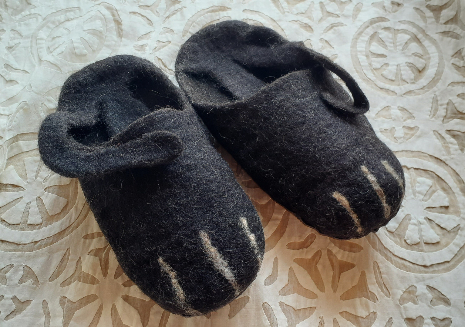 羊毛フェルトのルームシューズ：黒ねこ（ウール・black・黒・天然素材・肉球・しっぽ・革・手縫い）
