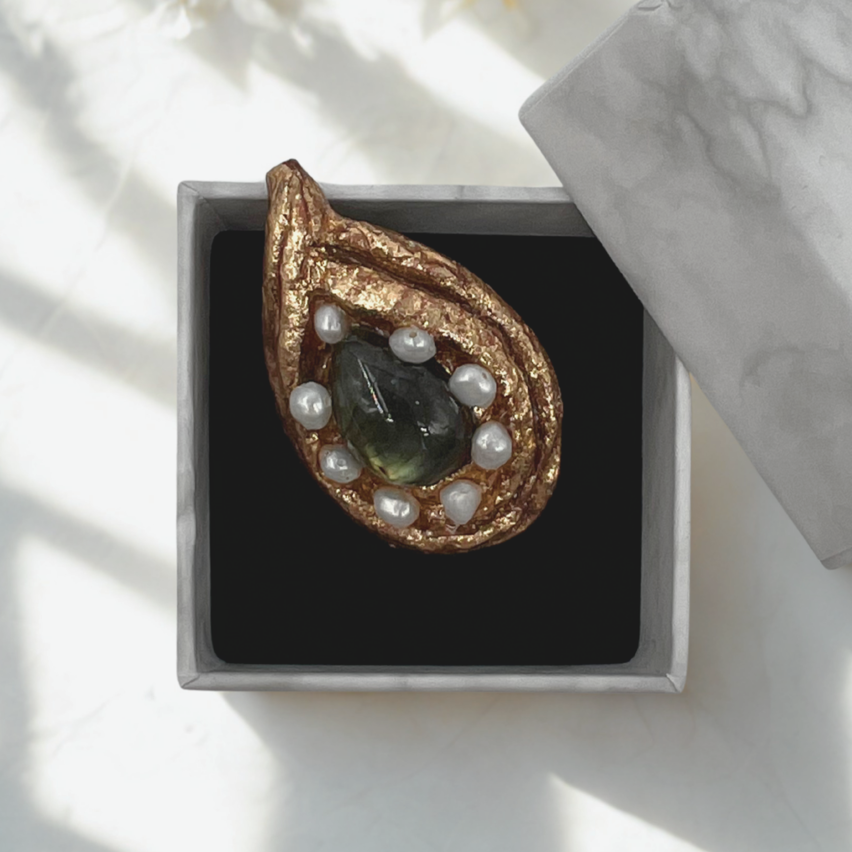 ラブラドライトとベビーパールの雫ブローチ