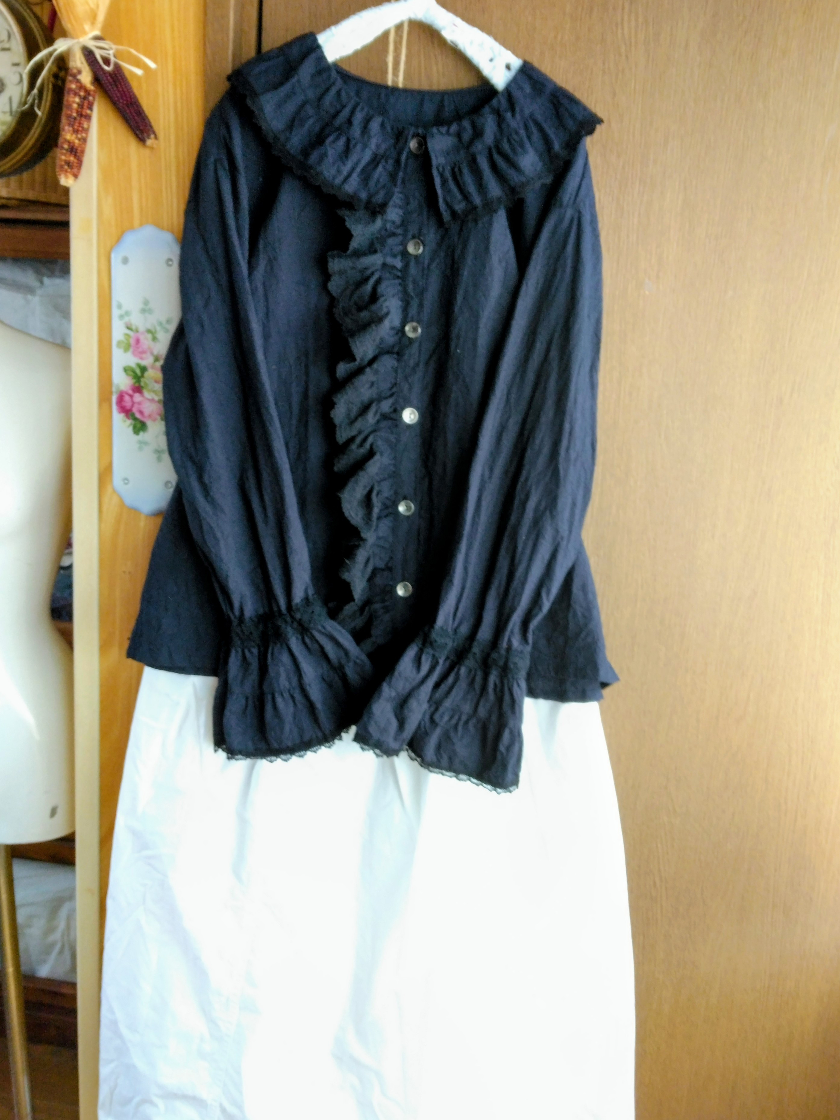 黒のフリル付きでも大人ぽいブラウス