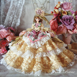 ヴィクトリア女王 高貴なハニーブラウンが輝く豪華フリルロング