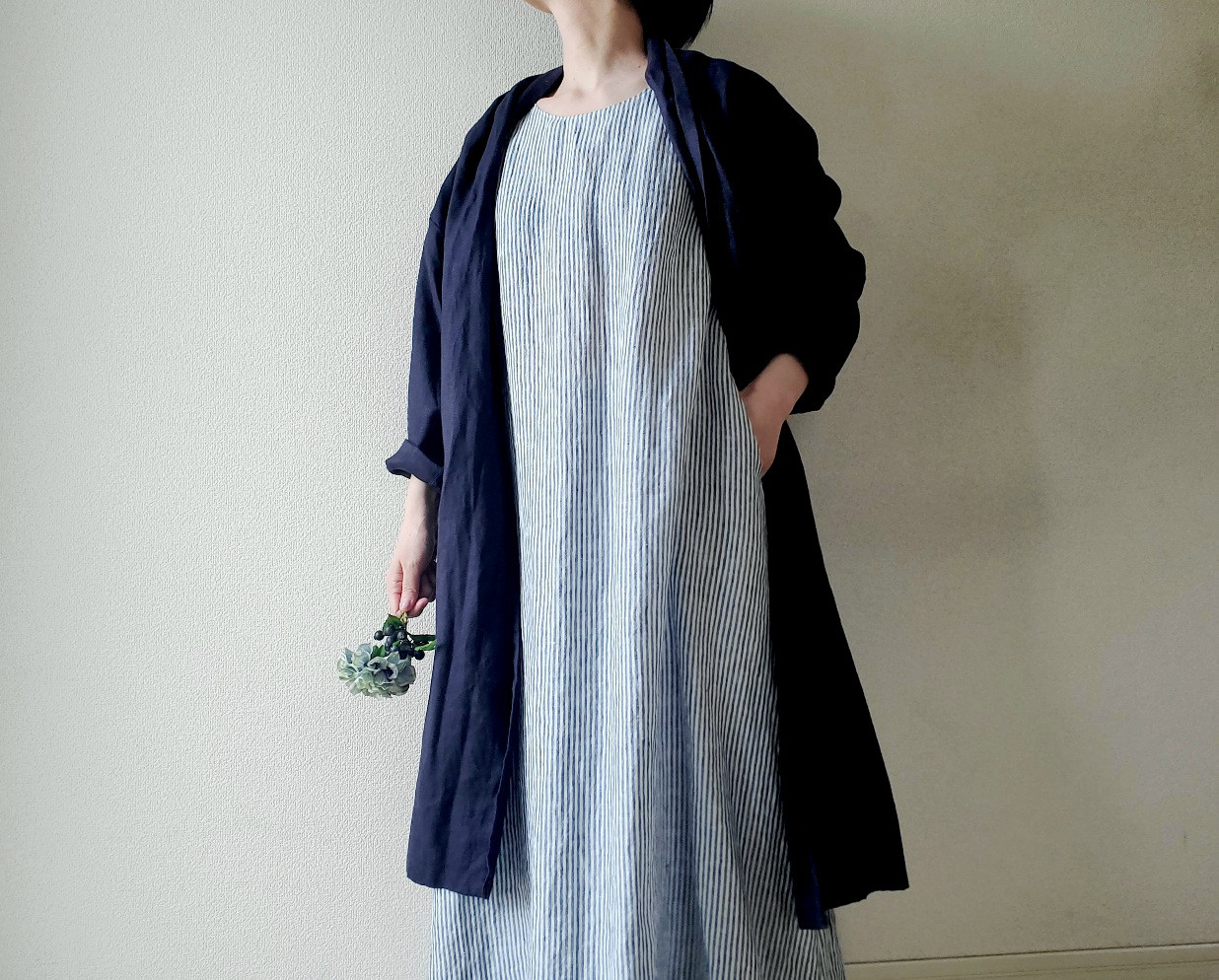 【限定一着】 スッキリ見える！羽織るだけでさまになるIラインのリネンコート♡  スリット&ポケットつき　濃藍